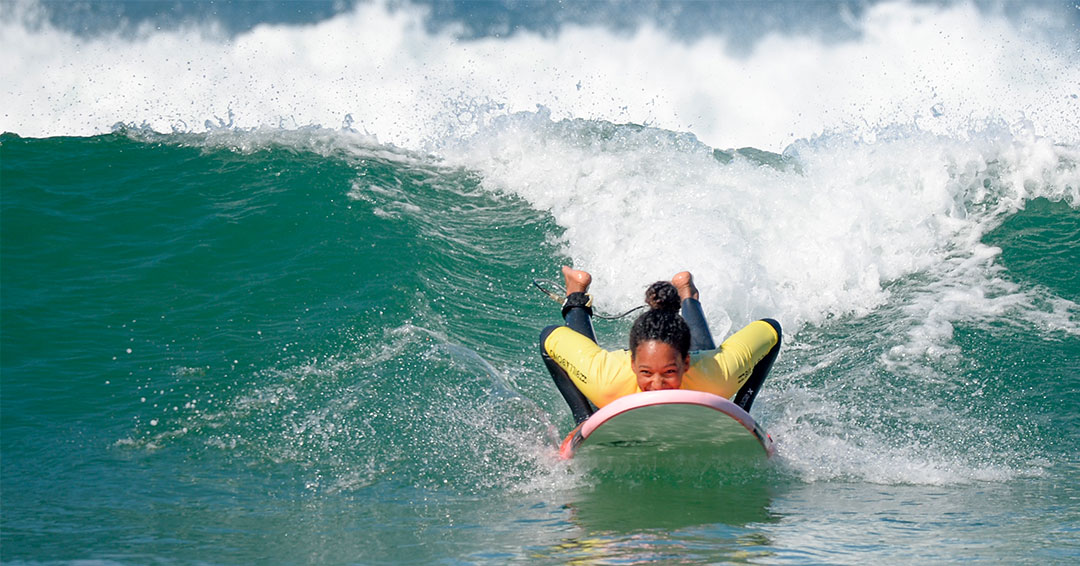Prendre une vague en position allongée