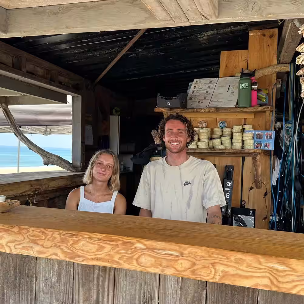 Staff de l'école de surf accueillant les surfeurs